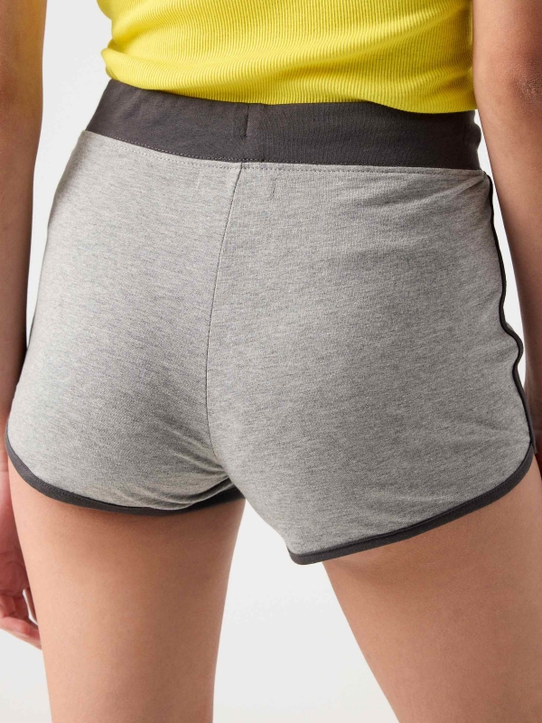 Shorts cintura ajustável estampa cinza vista detalhe