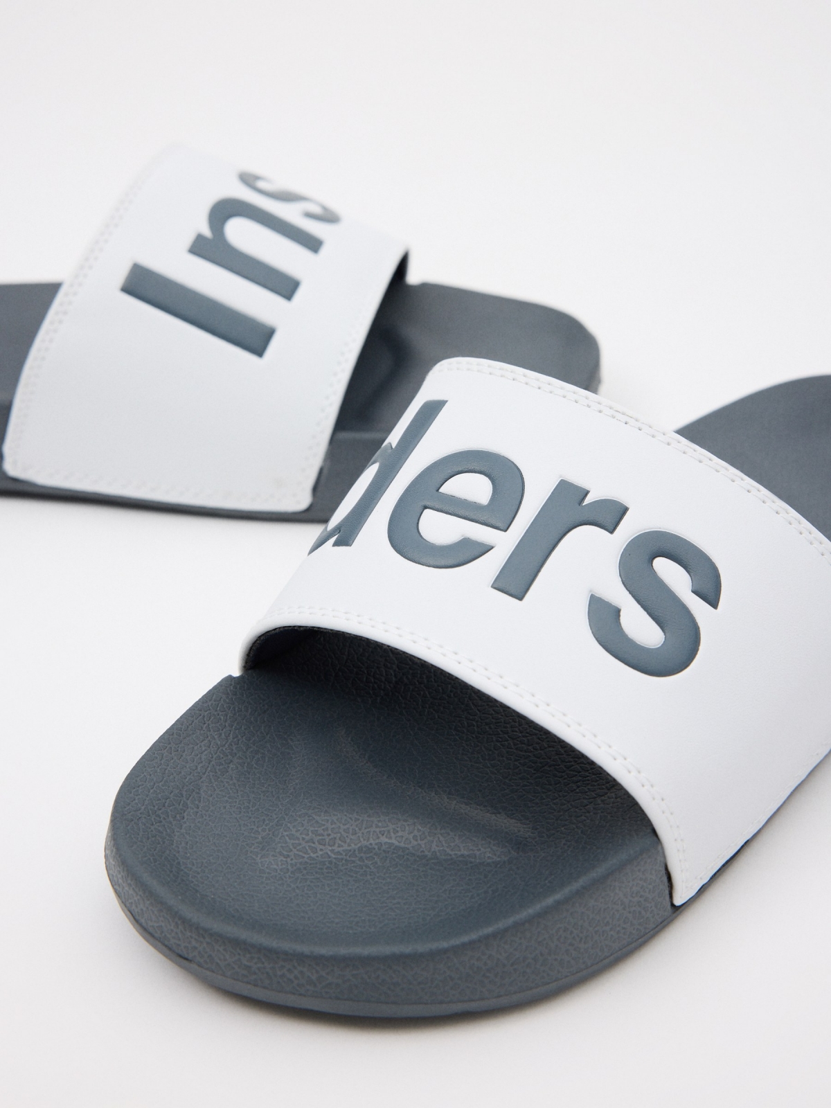 Flip-flops com letras vista detalhe
