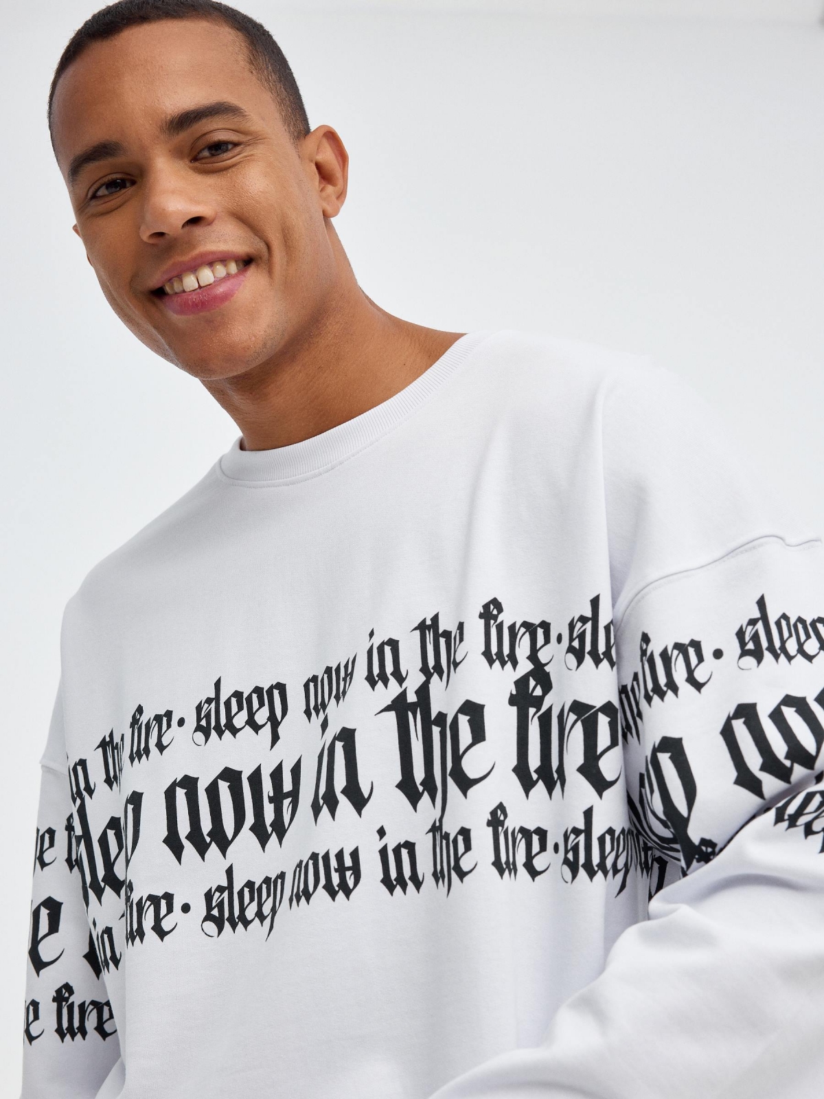 Hoodless sweatshirt with text white detail view