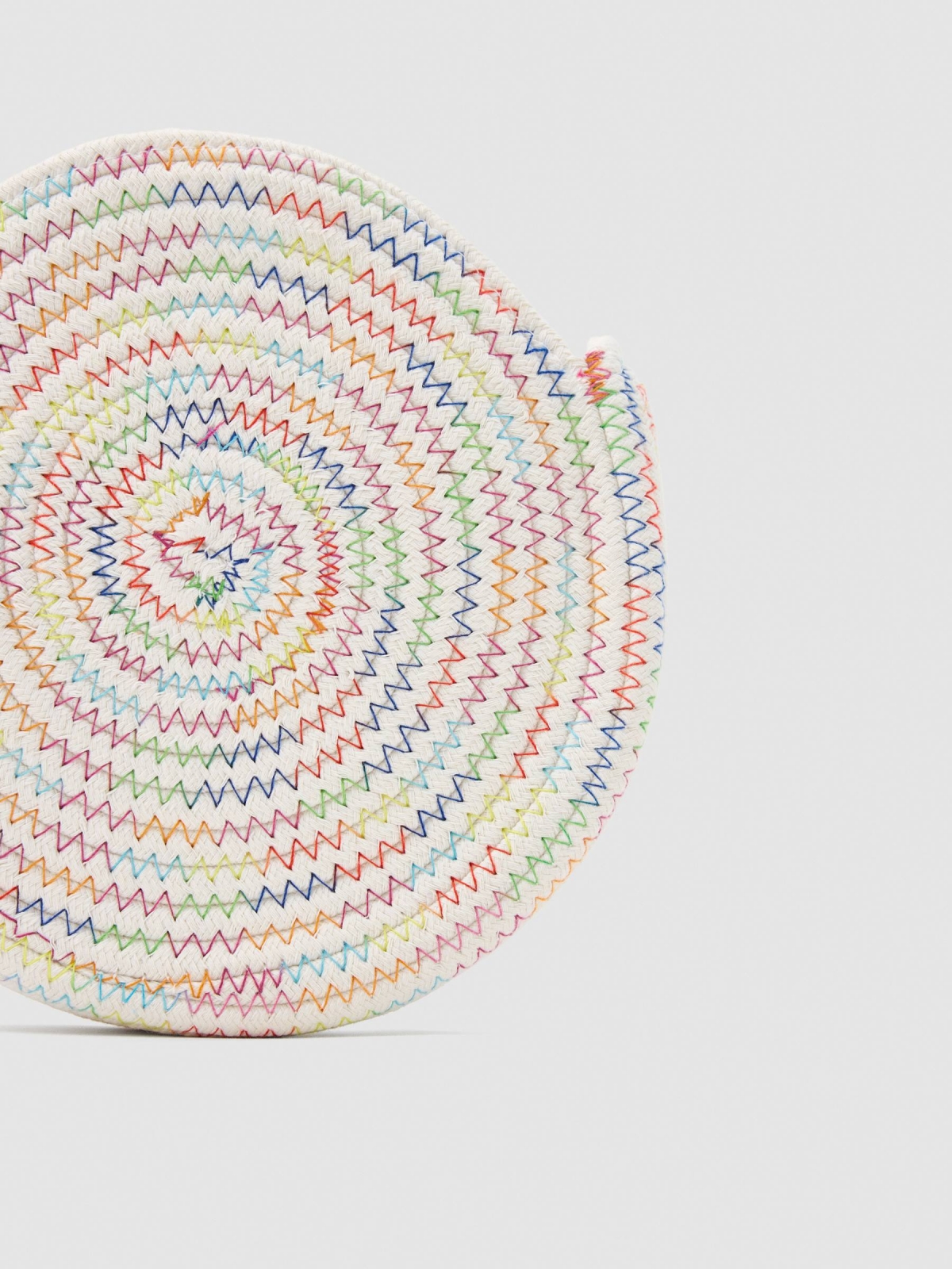 Saco de juta com fios coloridos bege vista lateral 45º