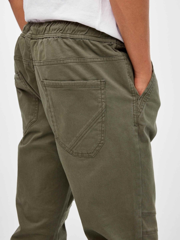 Pantalón jogger bolsillo cerrado verde vista detalle