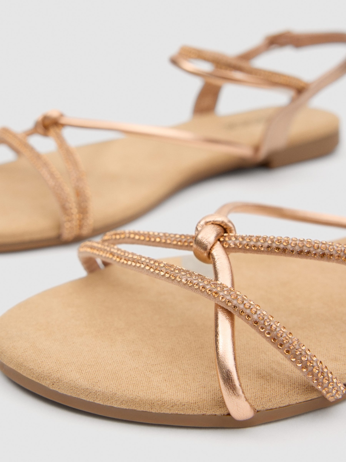 Sandália tiras metálica dourado/prata vista detalhe