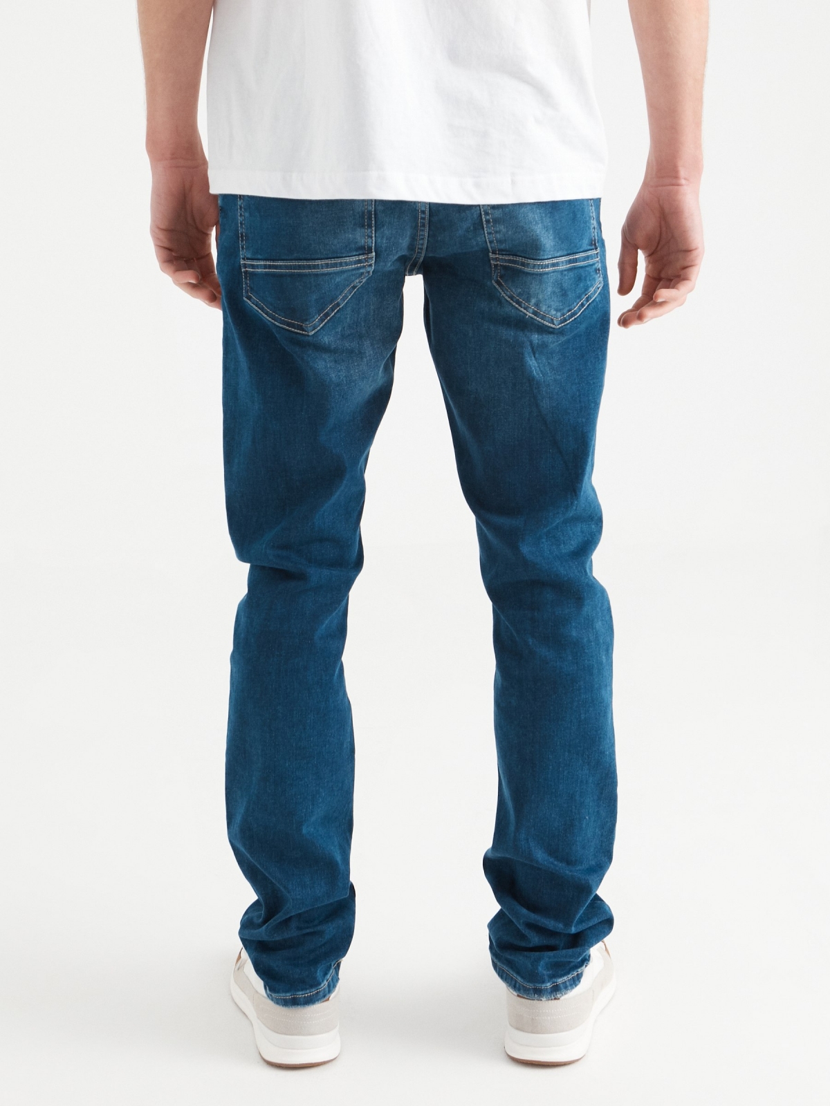 Jeans slim azul lavado e rasgado azul vista meia traseira