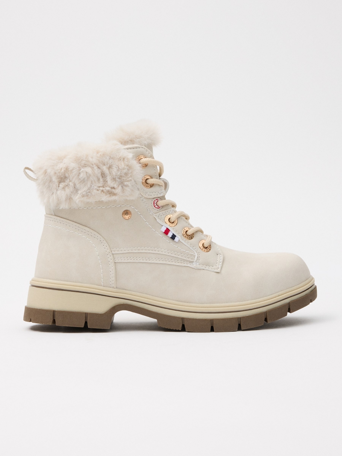 Mountaineering boots with fur collar