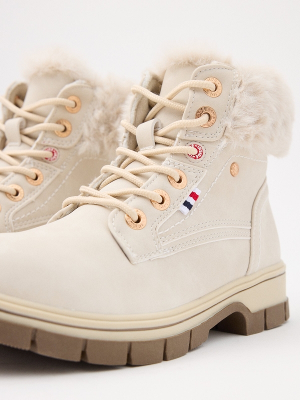 Mountaineering boot with fur collar beige detail view