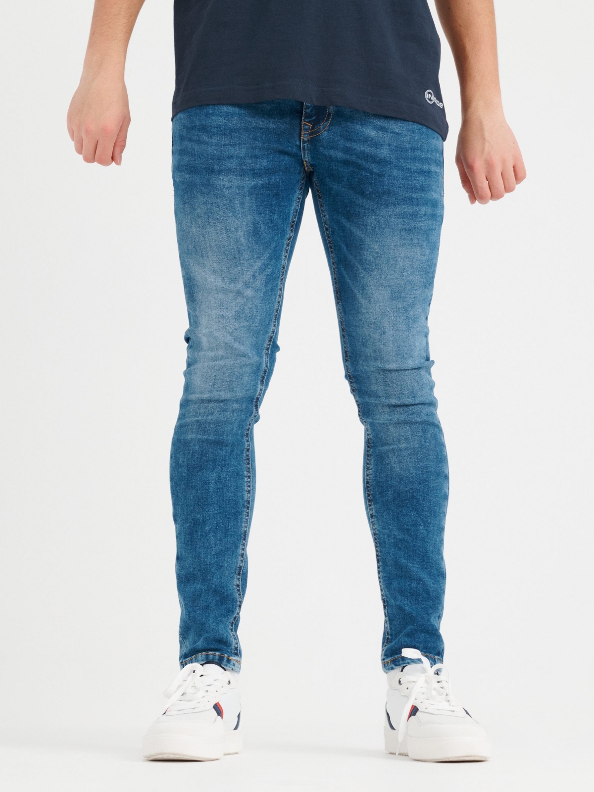 Jeans super slim azul lavado azul vista meia frontal