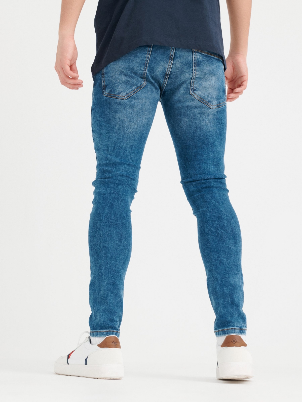 Jeans super slim azul lavado azul vista meia traseira
