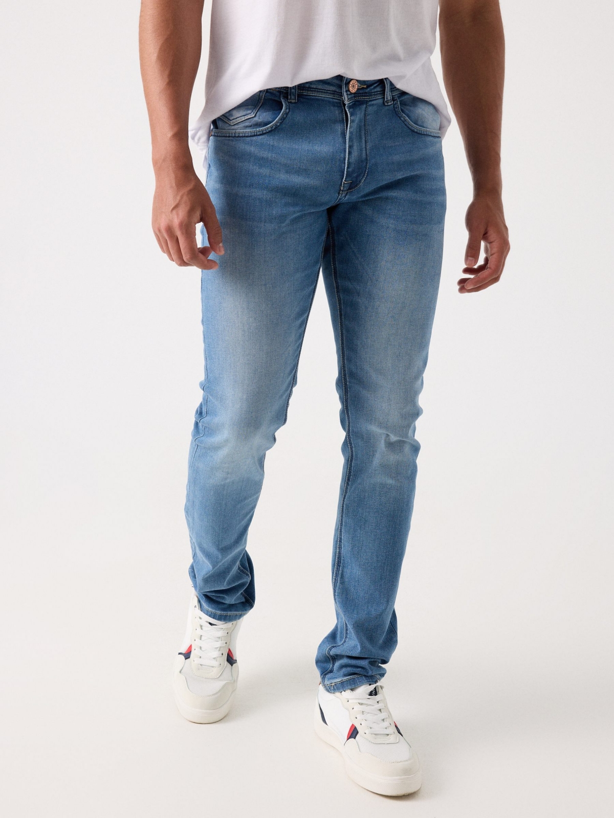 Jeans slim azul efecto lavado azul acero vista media frontal