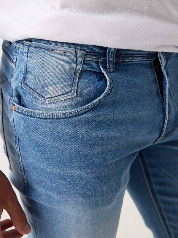 Jeans slim efeito lavado azul azul aço vista detalhe