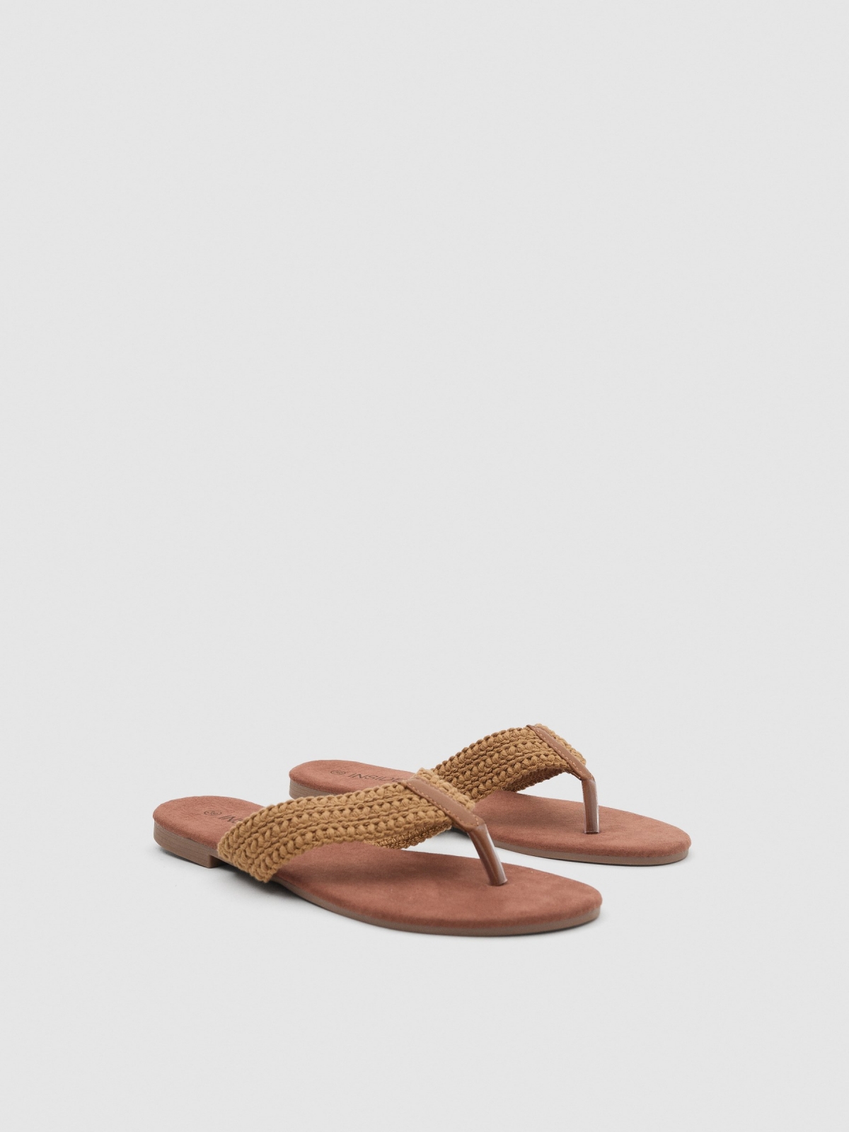 Sandalia plana brocados marrón claro vista frontal 45º