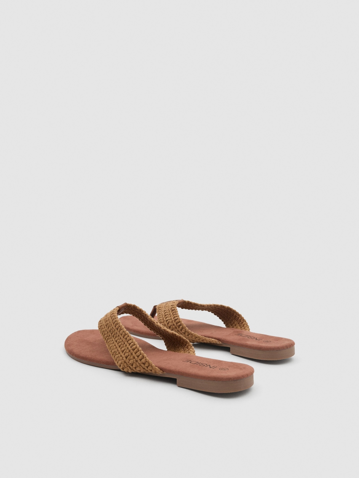 Sandalia plana brocados marrón claro vista trasera 45º