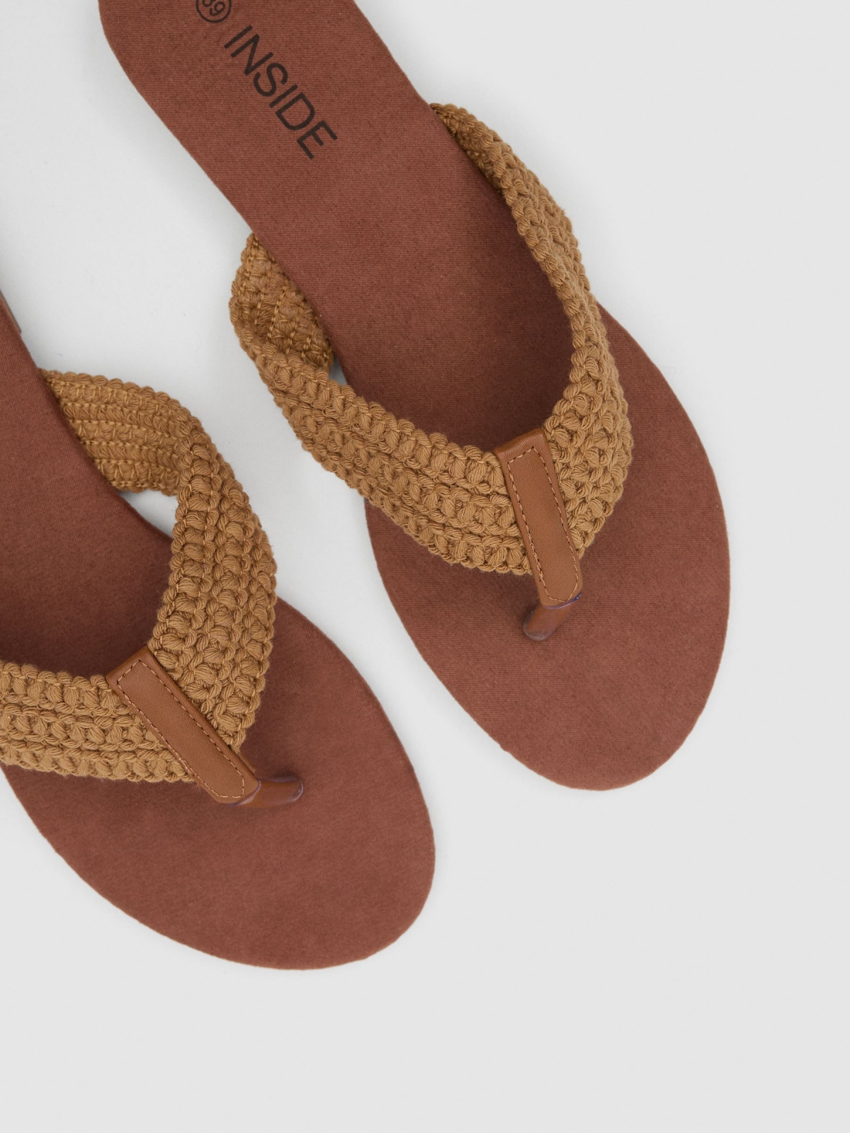 Sandalia plana brocados marrón claro vista detalle