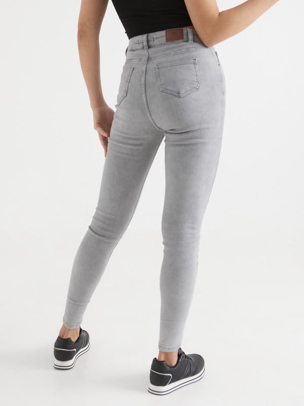 Jeans skinny tiro alto gris lavado gris claro vista media trasera