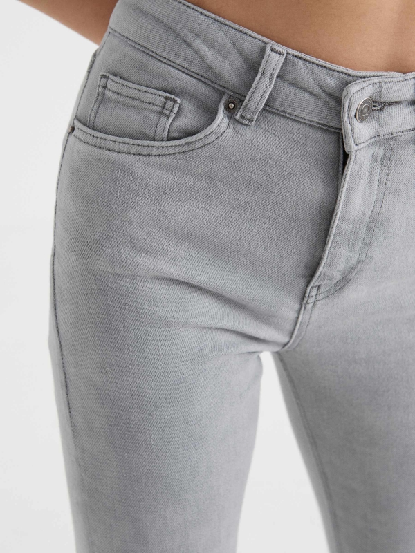 Jeans skinny tiro alto gris lavado gris claro vista detalle