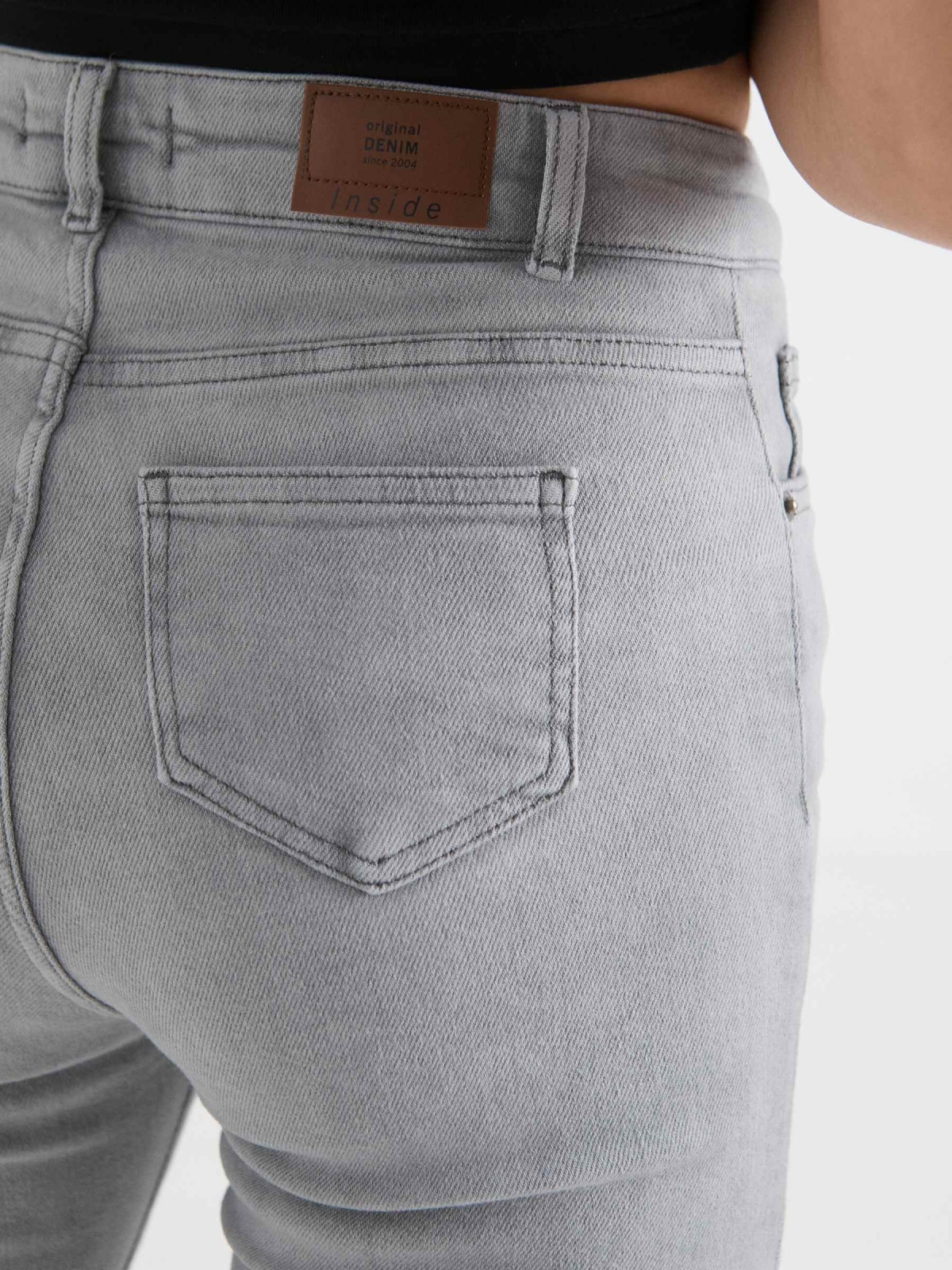 Jeans skinny tiro alto gris lavado gris claro vista detalle