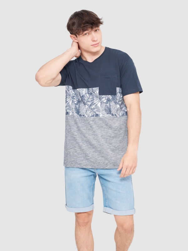 T-shirt texturada com bolso azul marinho vista meia frontal
