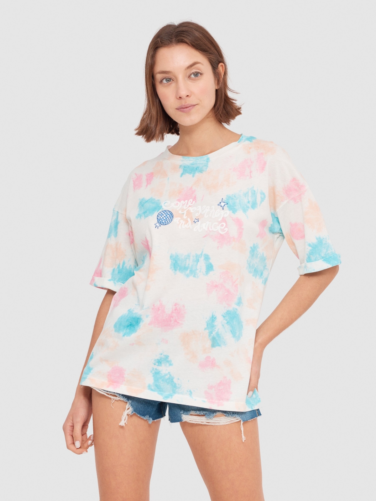 Camiseta tie dye con ilustración rosa claro vista media frontal