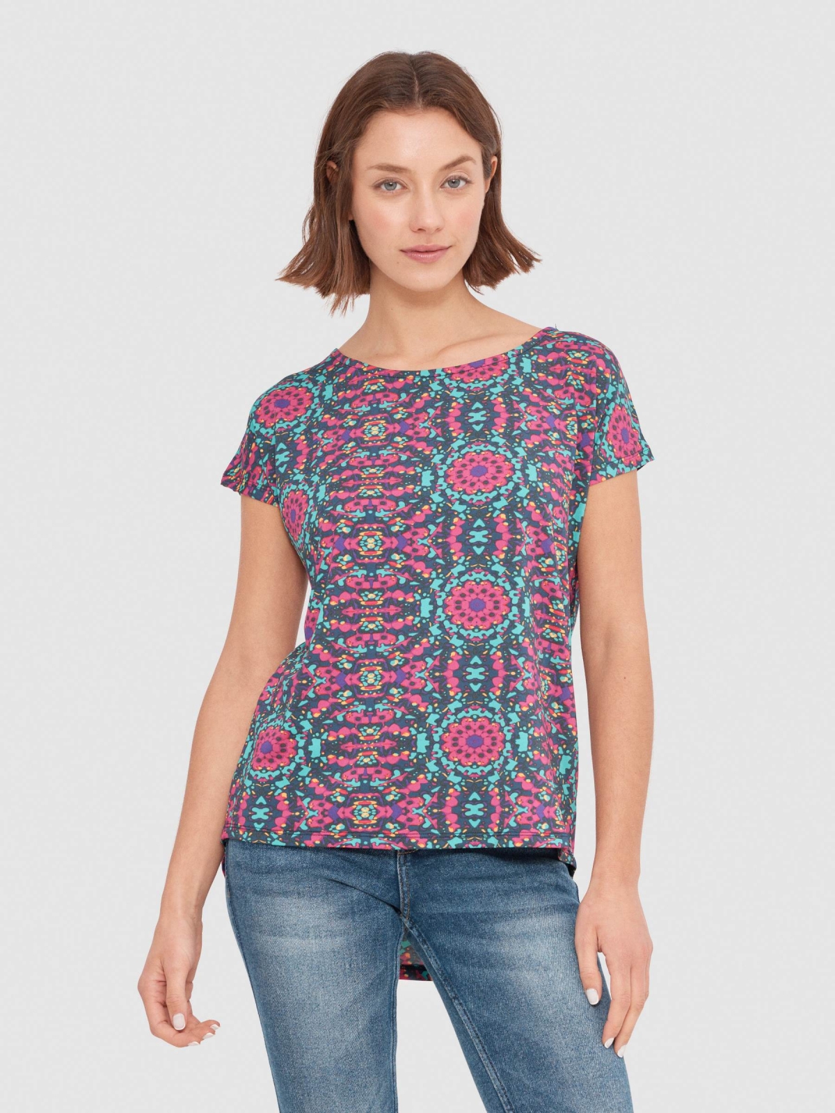 T-shirt fluida com estampado abstrato multicolorido vista meia frontal