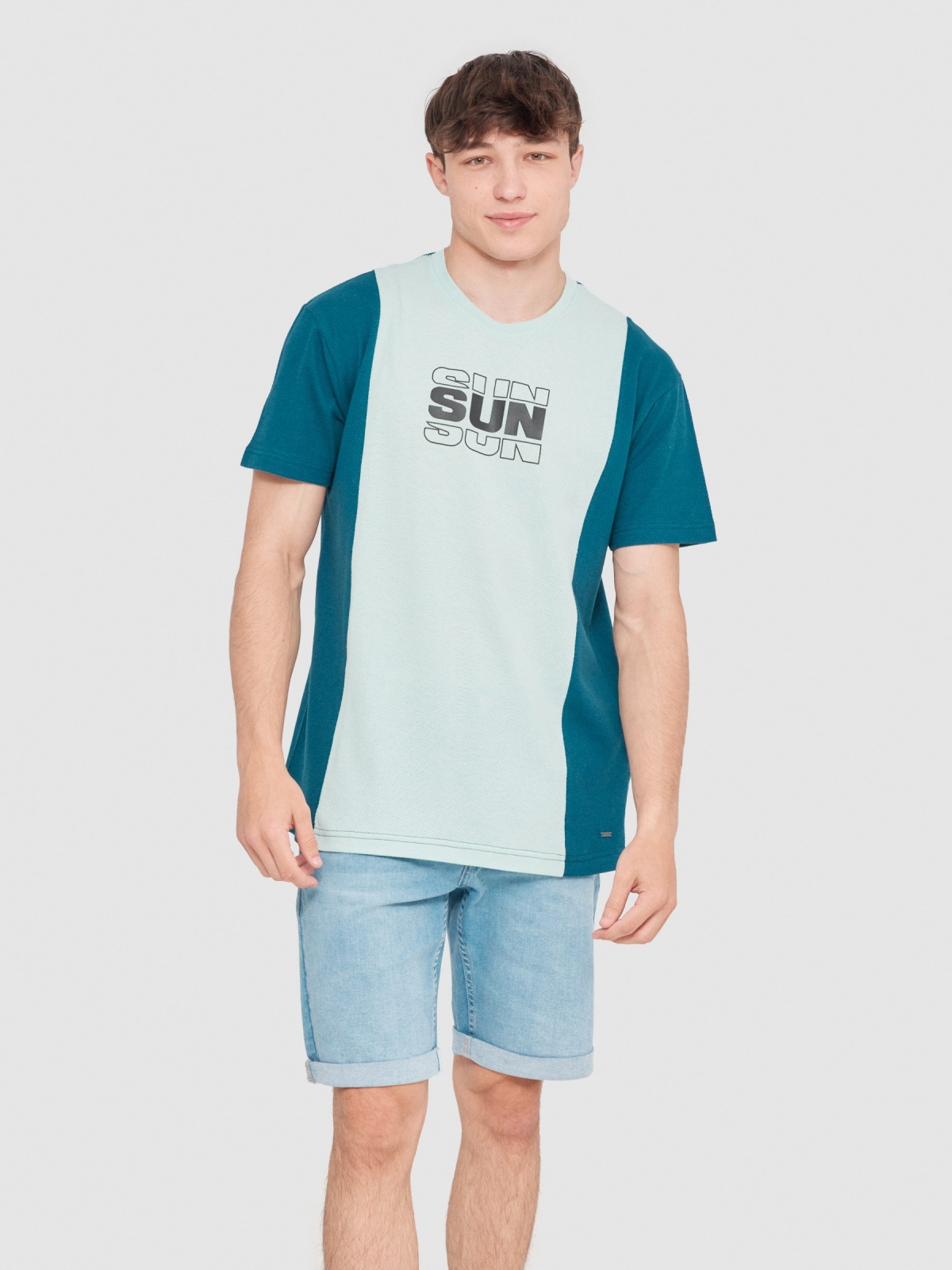 T-shirt blocos de cor vertical azul petróleo vista meia frontal