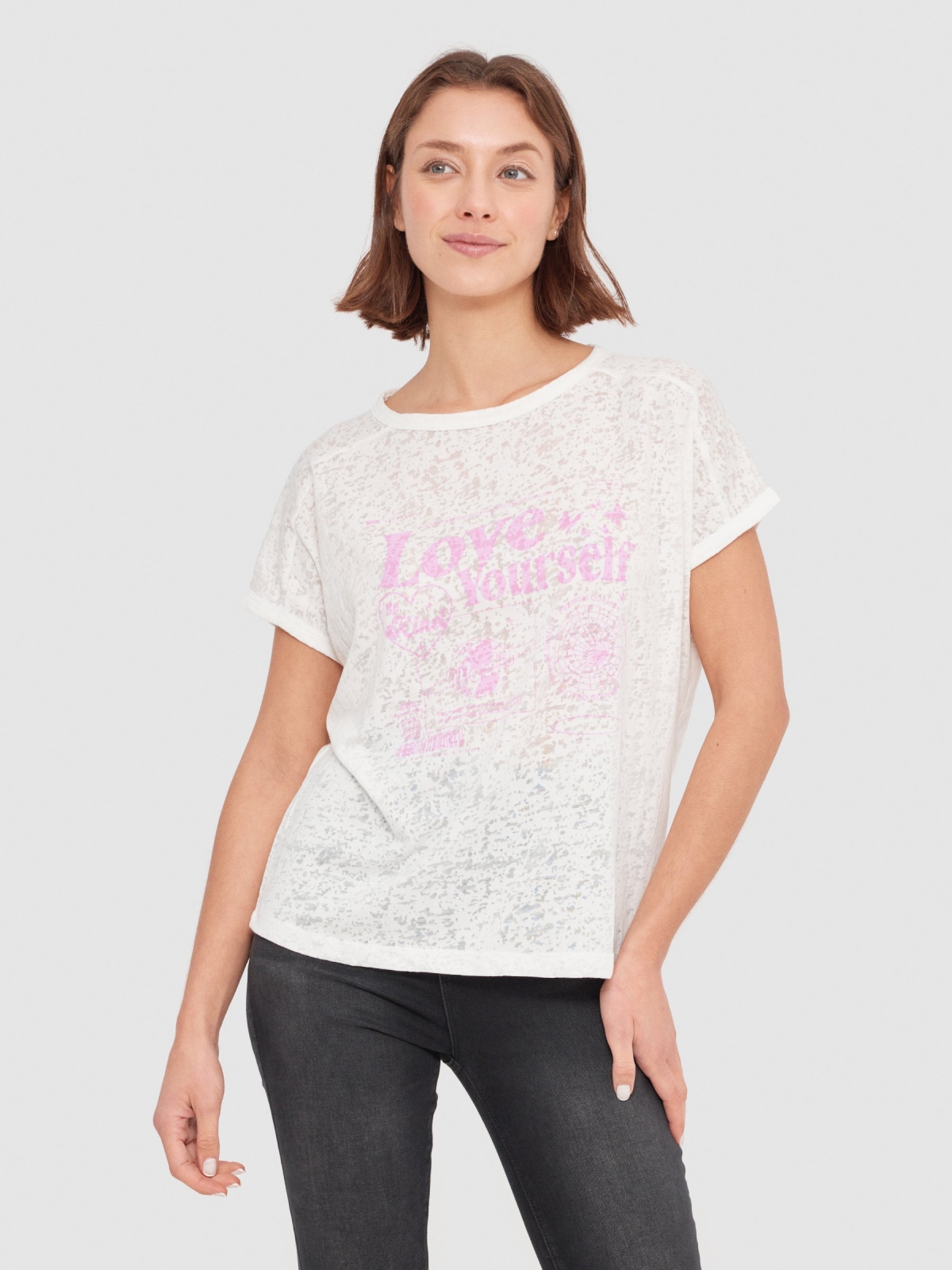 T-shirt Love Yourself off white vista meia frontal