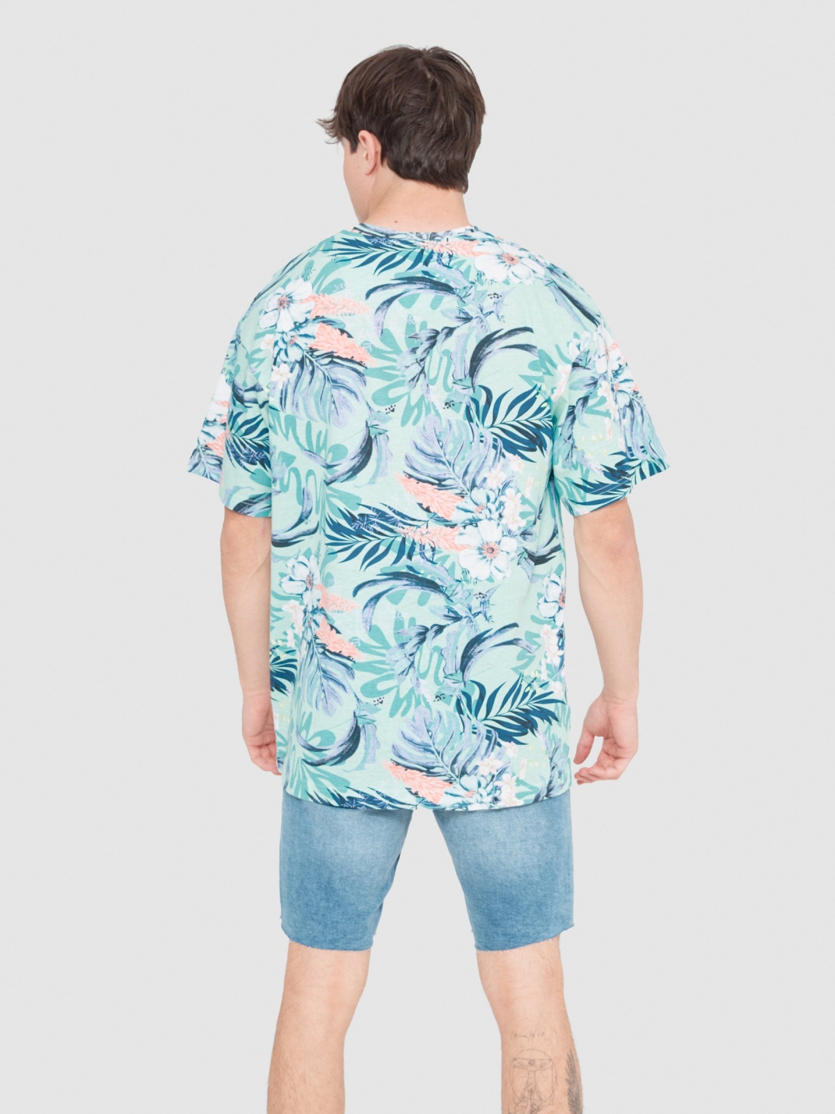T-shirt havaiana oversize verde vista meia traseira