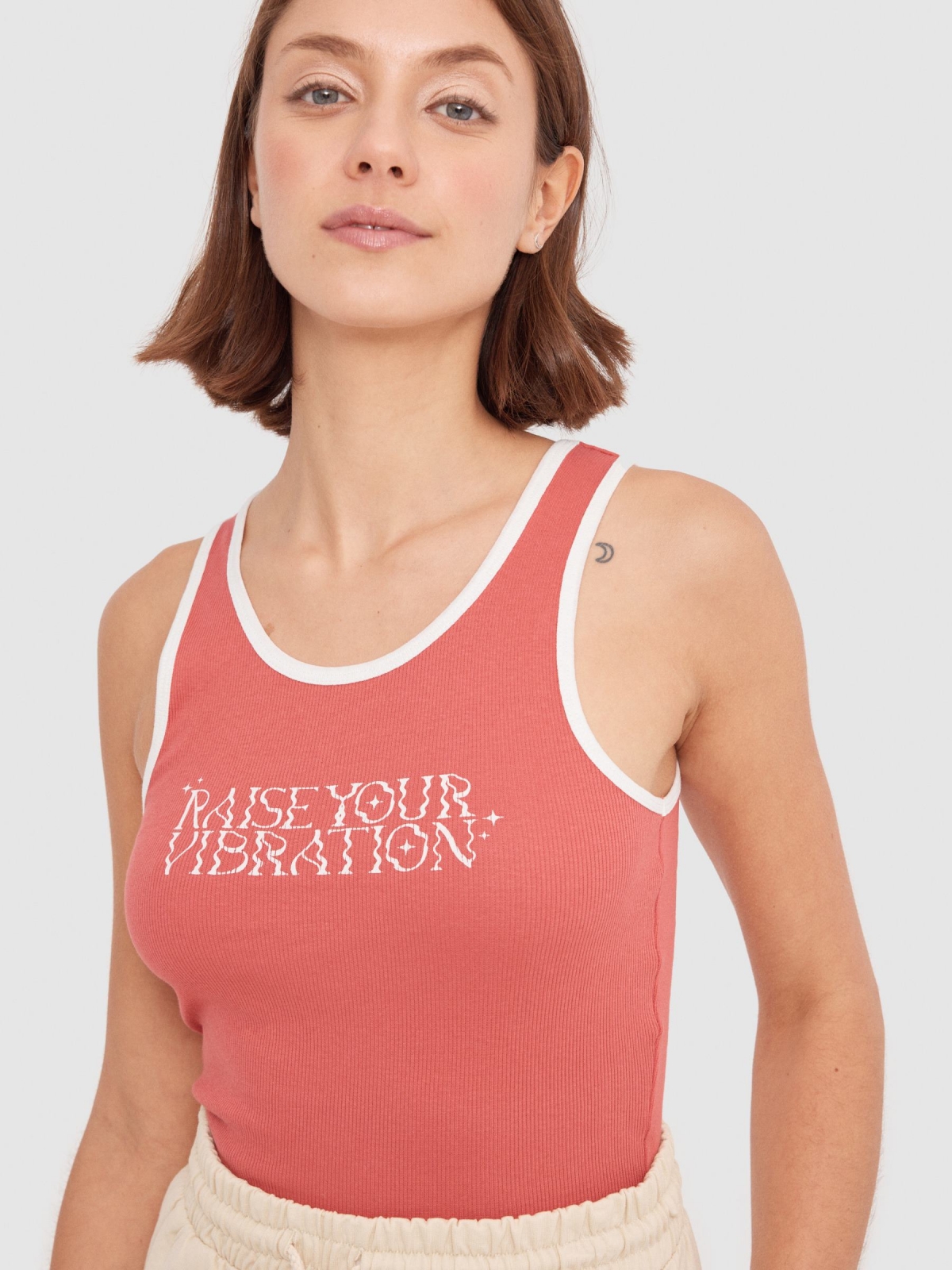 Camiseta Raise Your Vibration rojo vista detalle