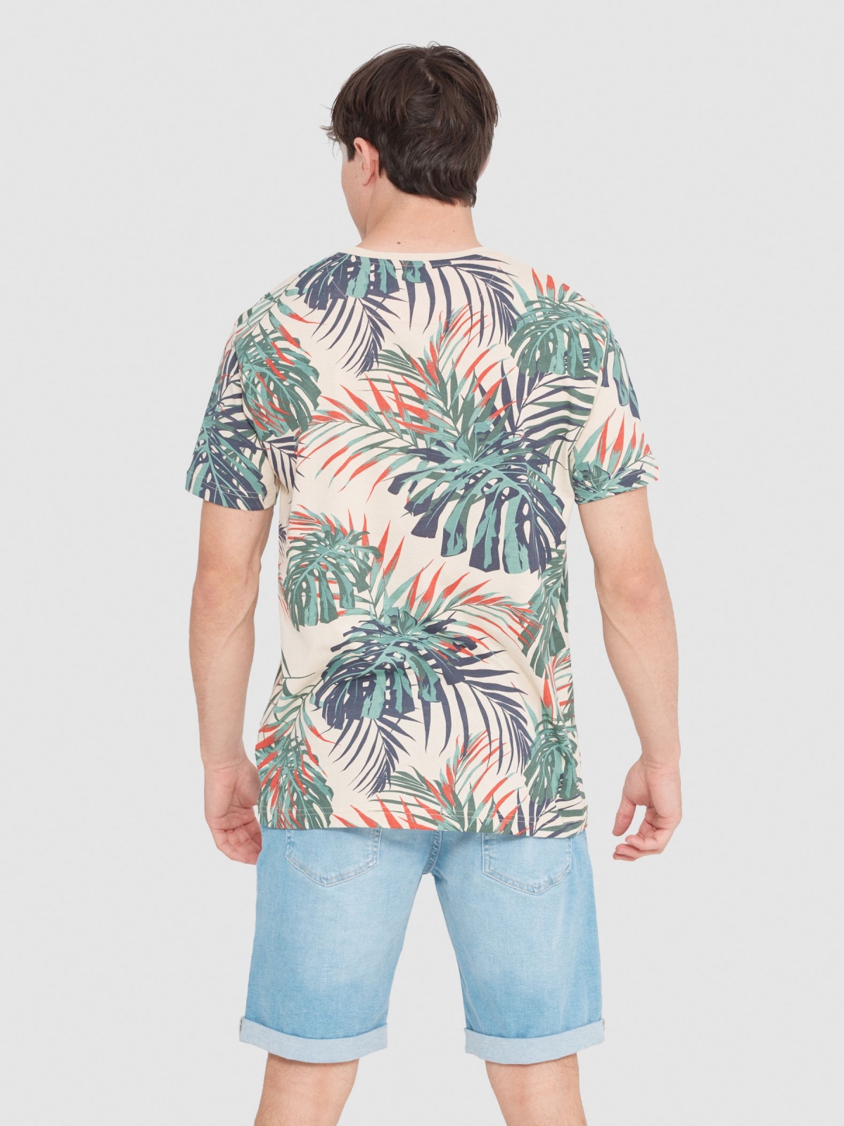 T-shirt com folhas tropicais areia vista meia traseira