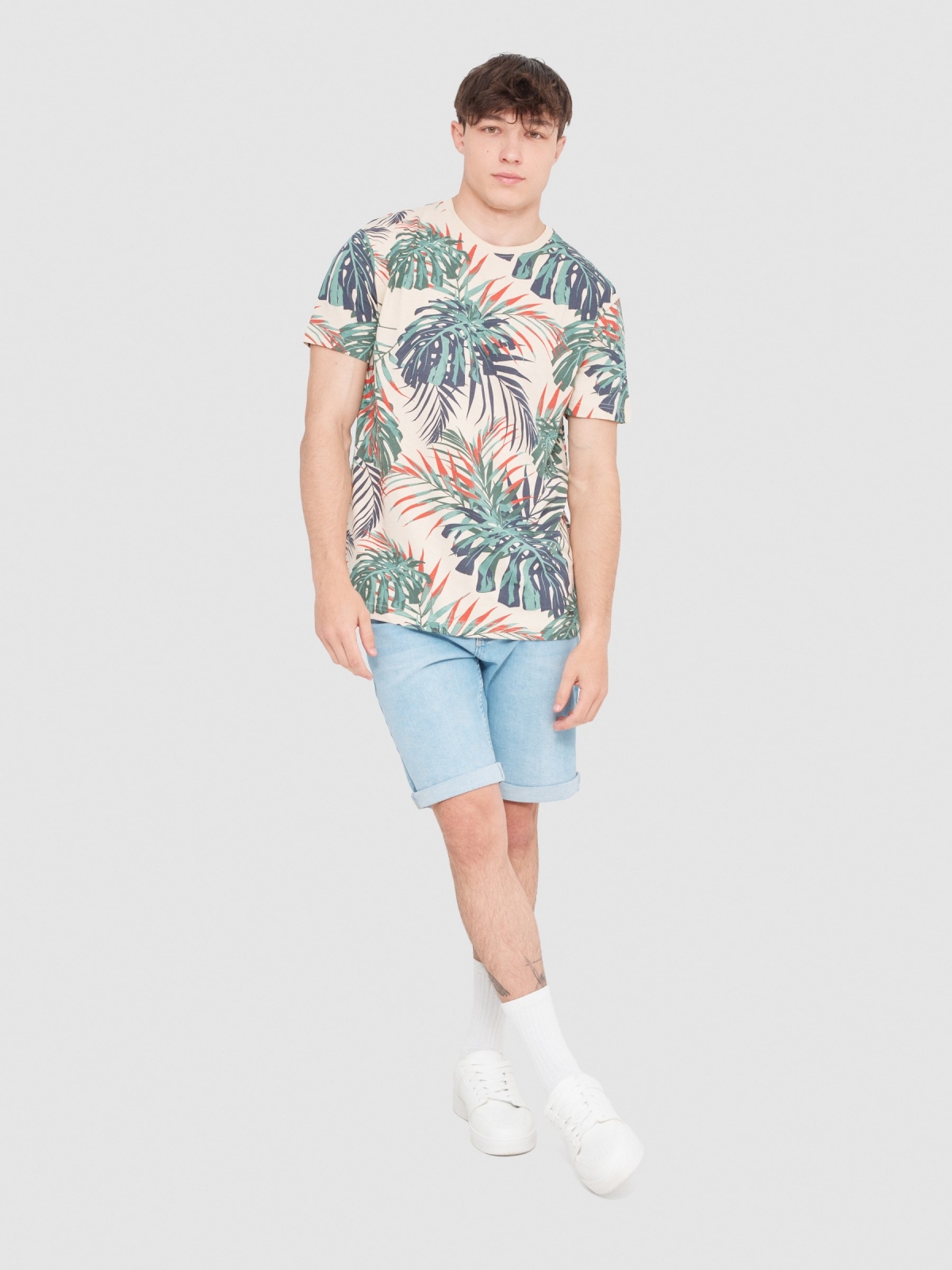 T-shirt com folhas tropicais areia vista geral frontal