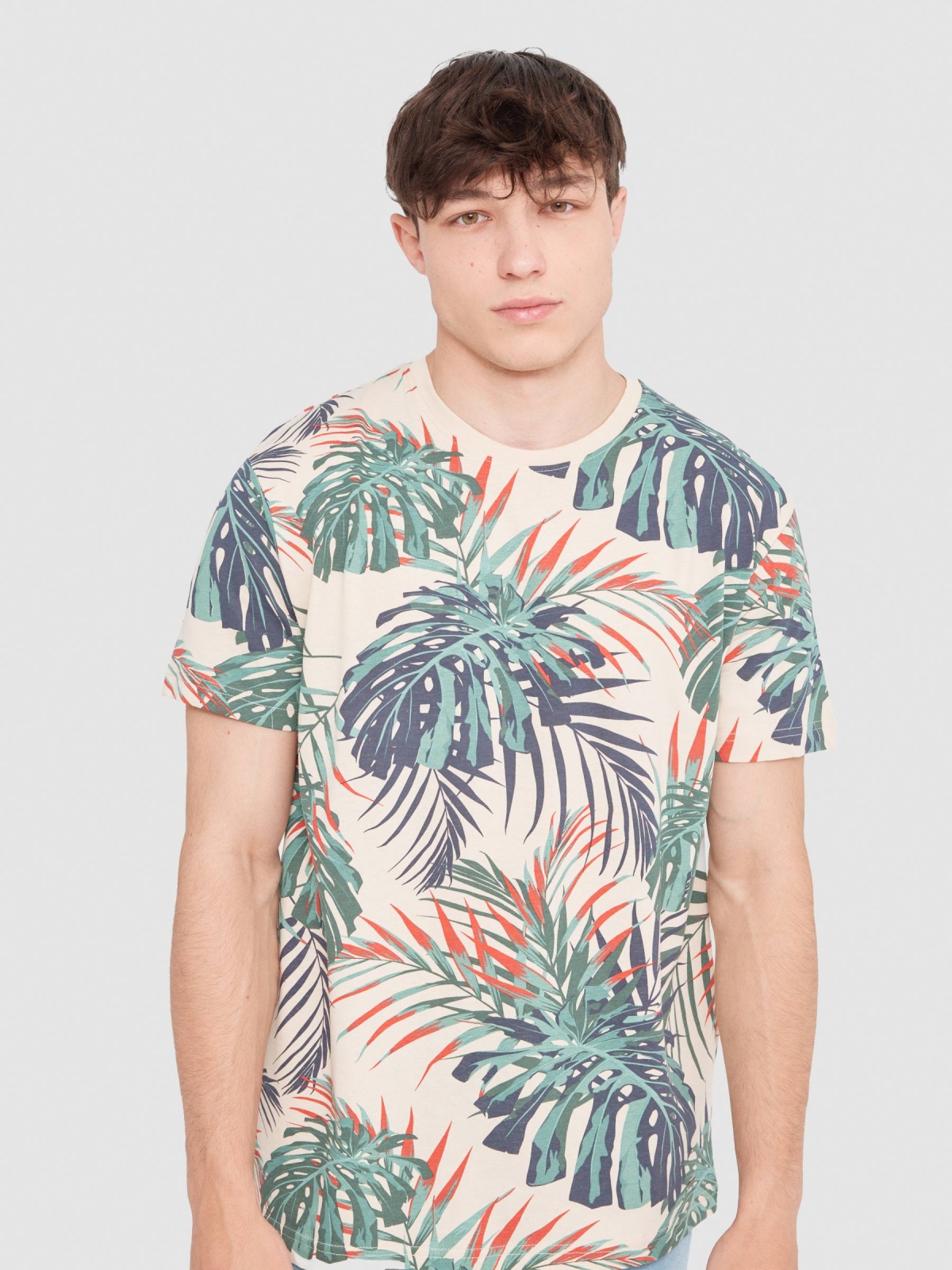 T-shirt com folhas tropicais areia vista detalhe