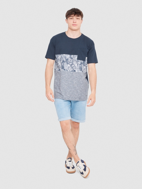T-shirt texturada com bolso azul marinho vista geral frontal