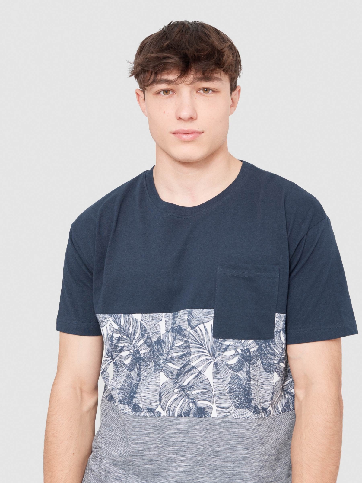 T-shirt texturada com bolso azul marinho vista detalhe