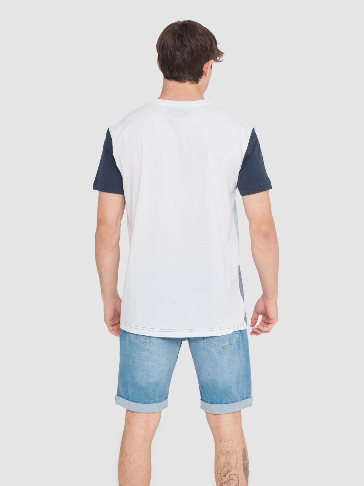 T-shirt com textura de bloco de cores branco vista meia traseira