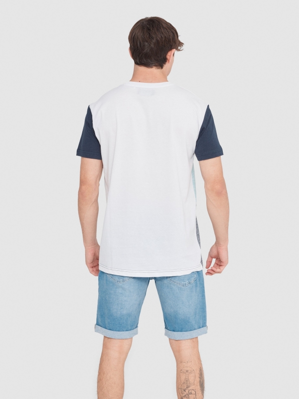 Camiseta color block textura blanco vista media trasera