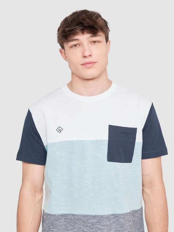 T-shirt com textura de bloco de cores branco vista detalhe