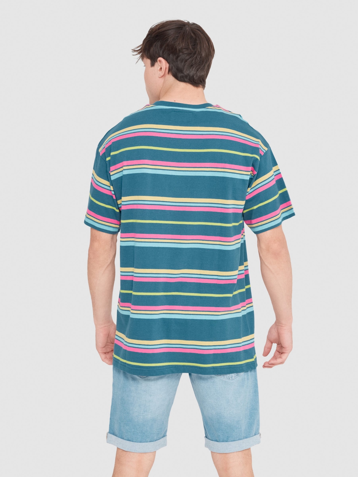 T-shirt oversize com riscas coloridas azul petróleo vista meia traseira