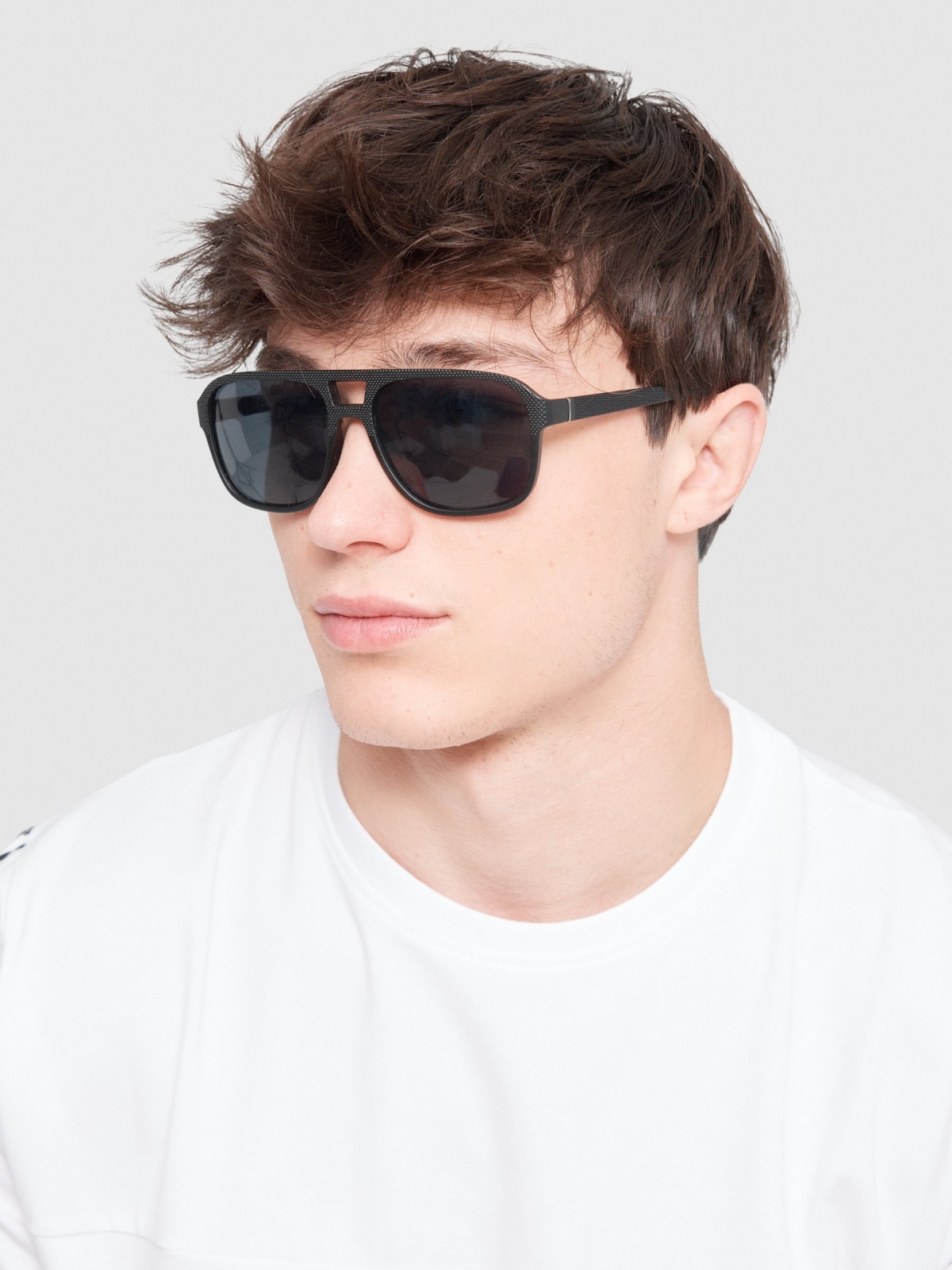 Gafas de sol aviador negro con modelo