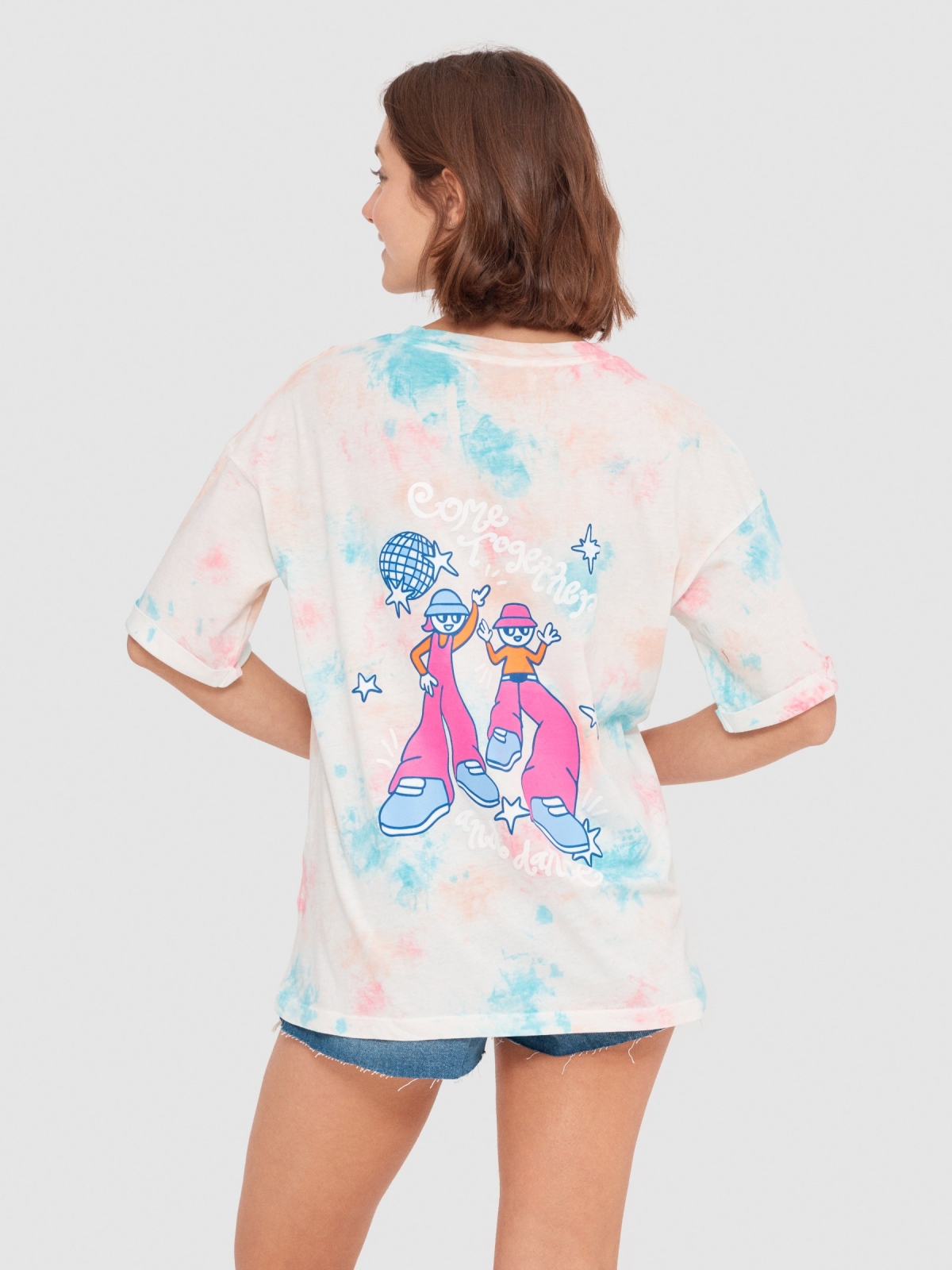 Camiseta tie dye con ilustración rosa claro vista media trasera