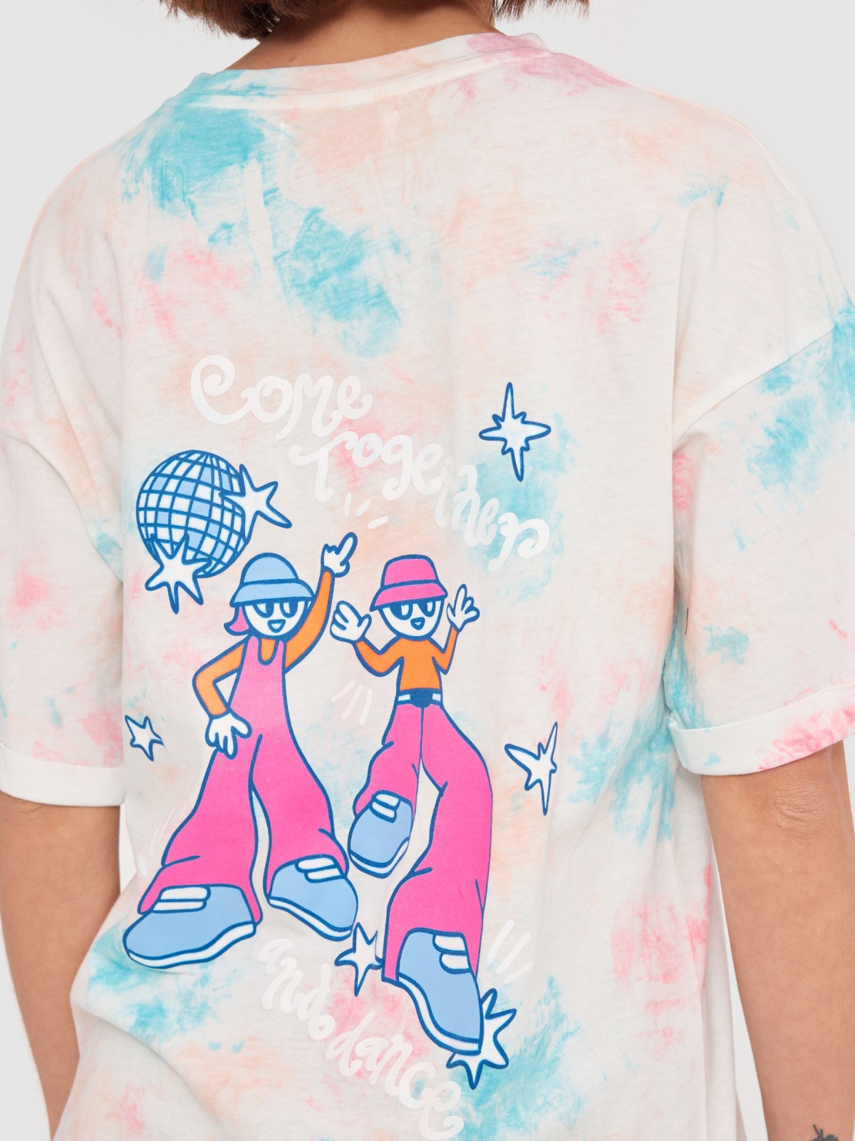 Camiseta tie dye con ilustración rosa claro vista detalle
