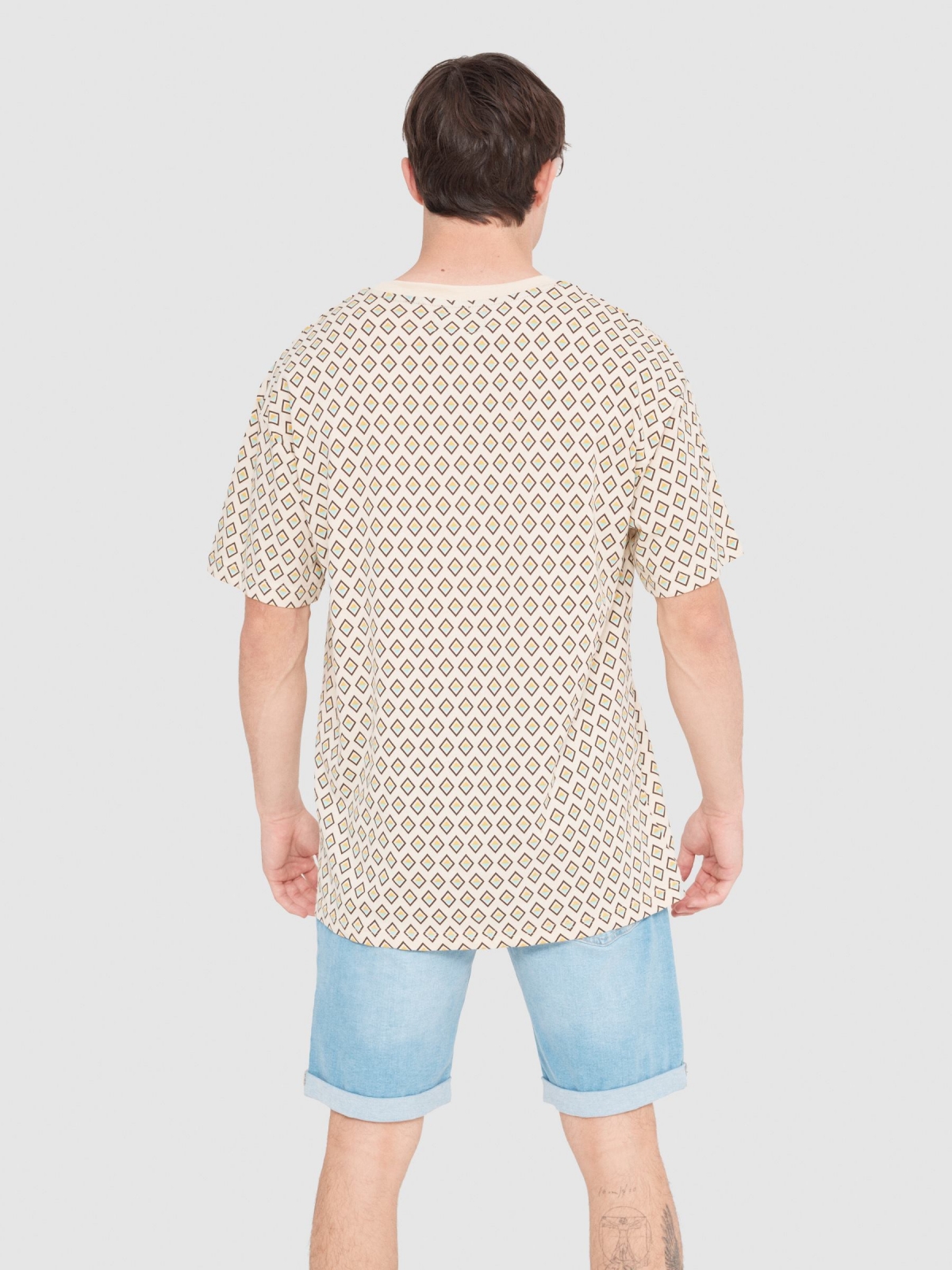 T-shirt com mosaico geométrico areia vista meia traseira