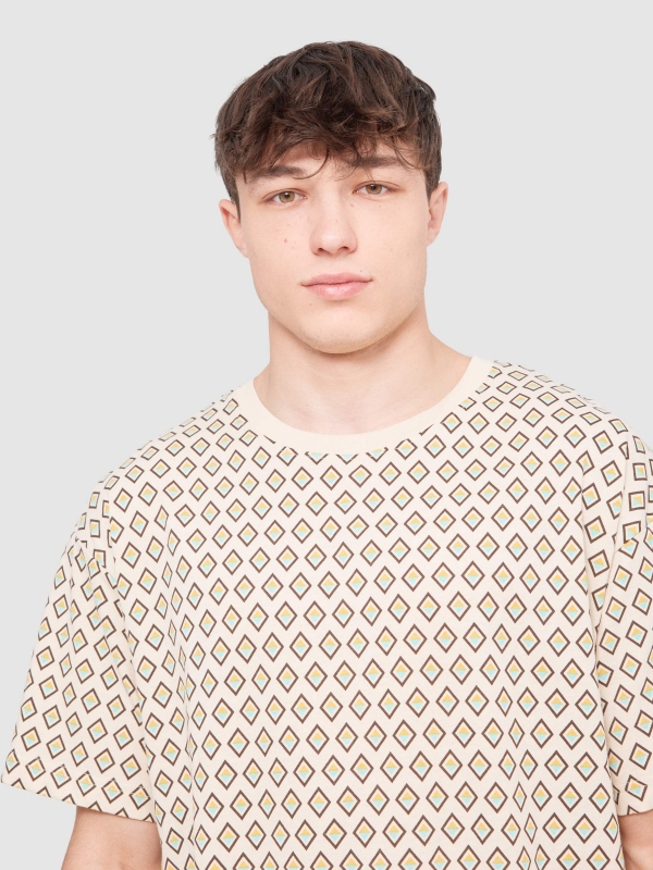Camiseta mosaico geométrico arena vista detalle