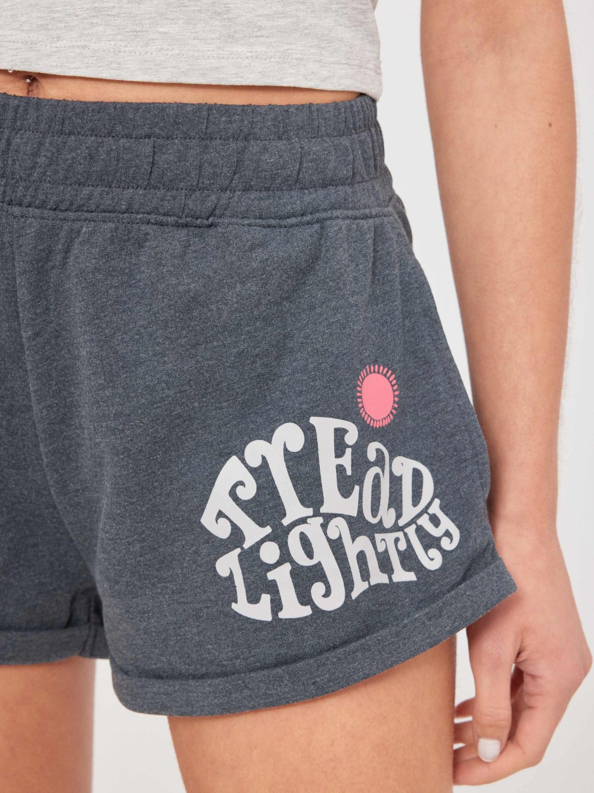 Graphic knitted shorts dark grey detail view