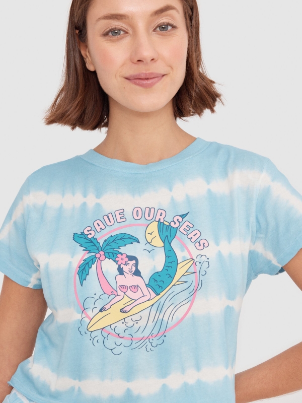 Camiseta tie dye sirena surfera azul vista detalle