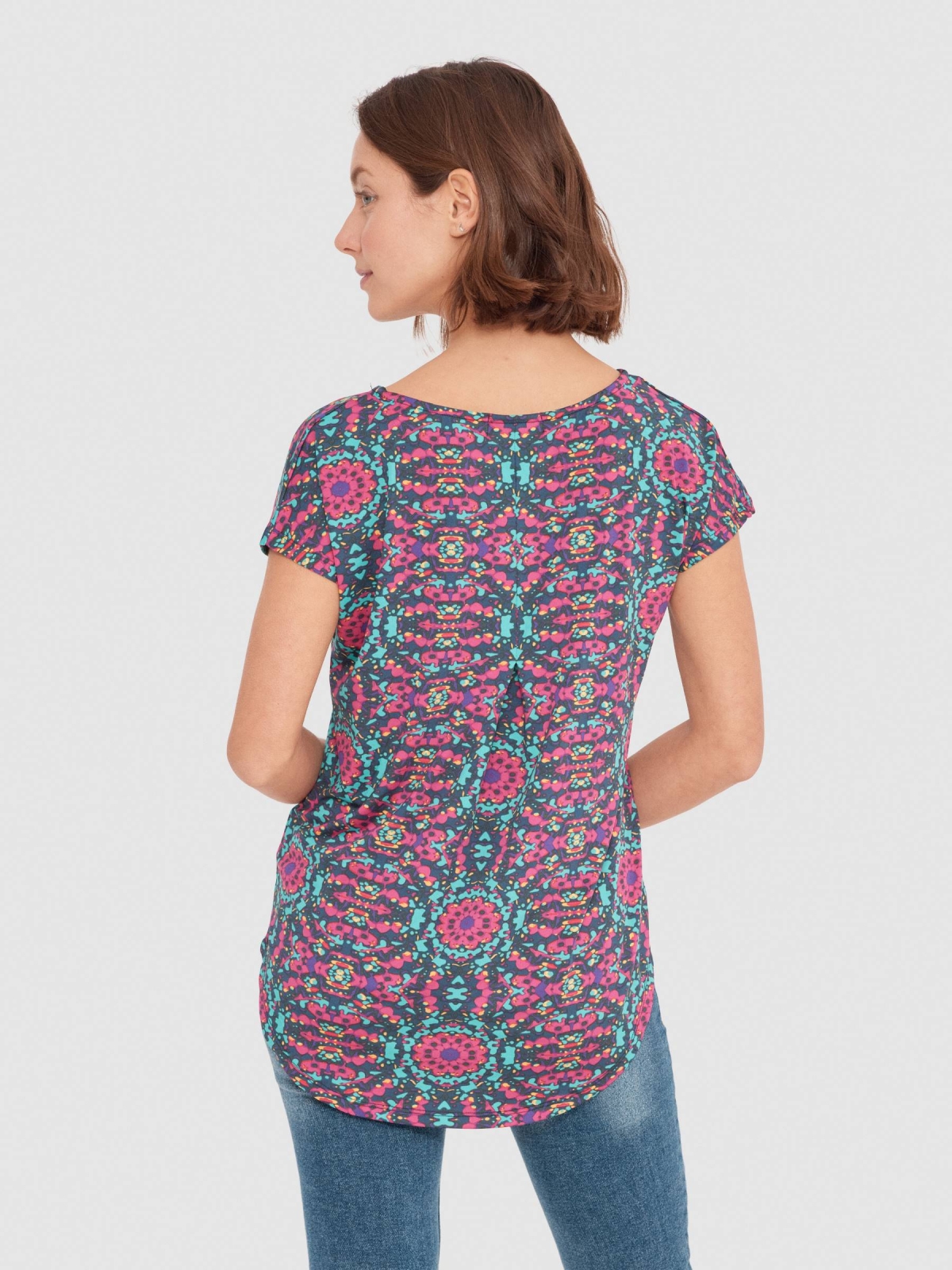 T-shirt fluida com estampado abstrato multicolorido vista meia traseira