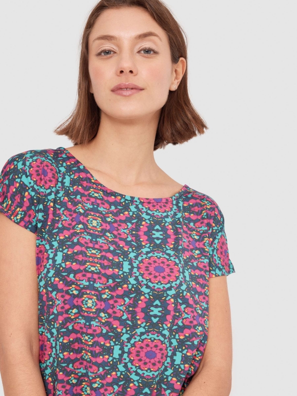 T-shirt fluida com estampado abstrato multicolorido vista detalhe