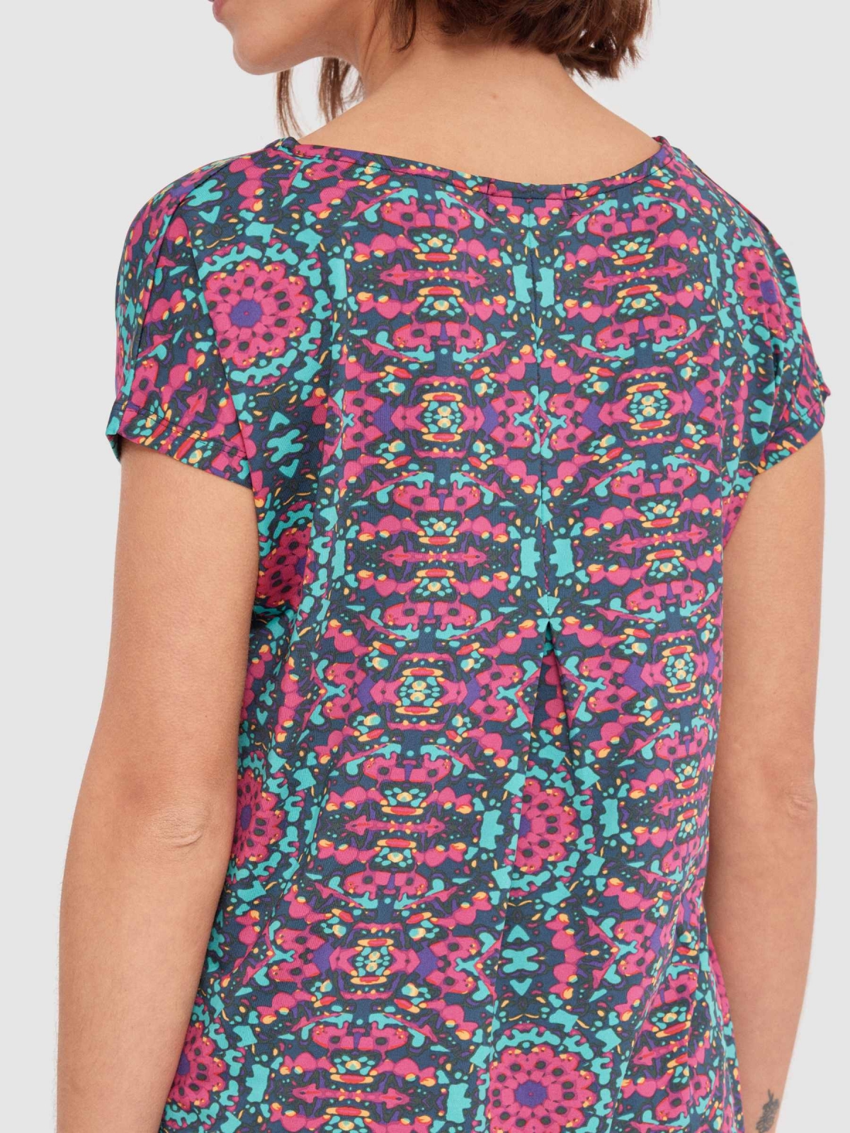 T-shirt fluida com estampado abstrato multicolorido vista detalhe
