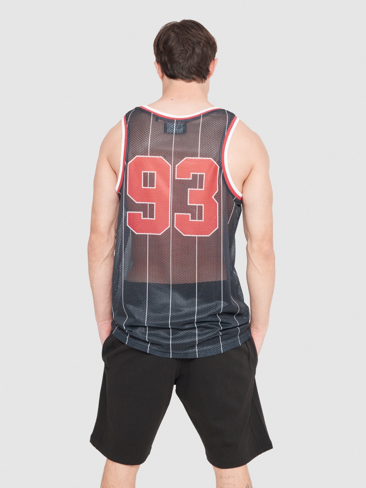 Camiseta baloncesto rayas negro vista media trasera