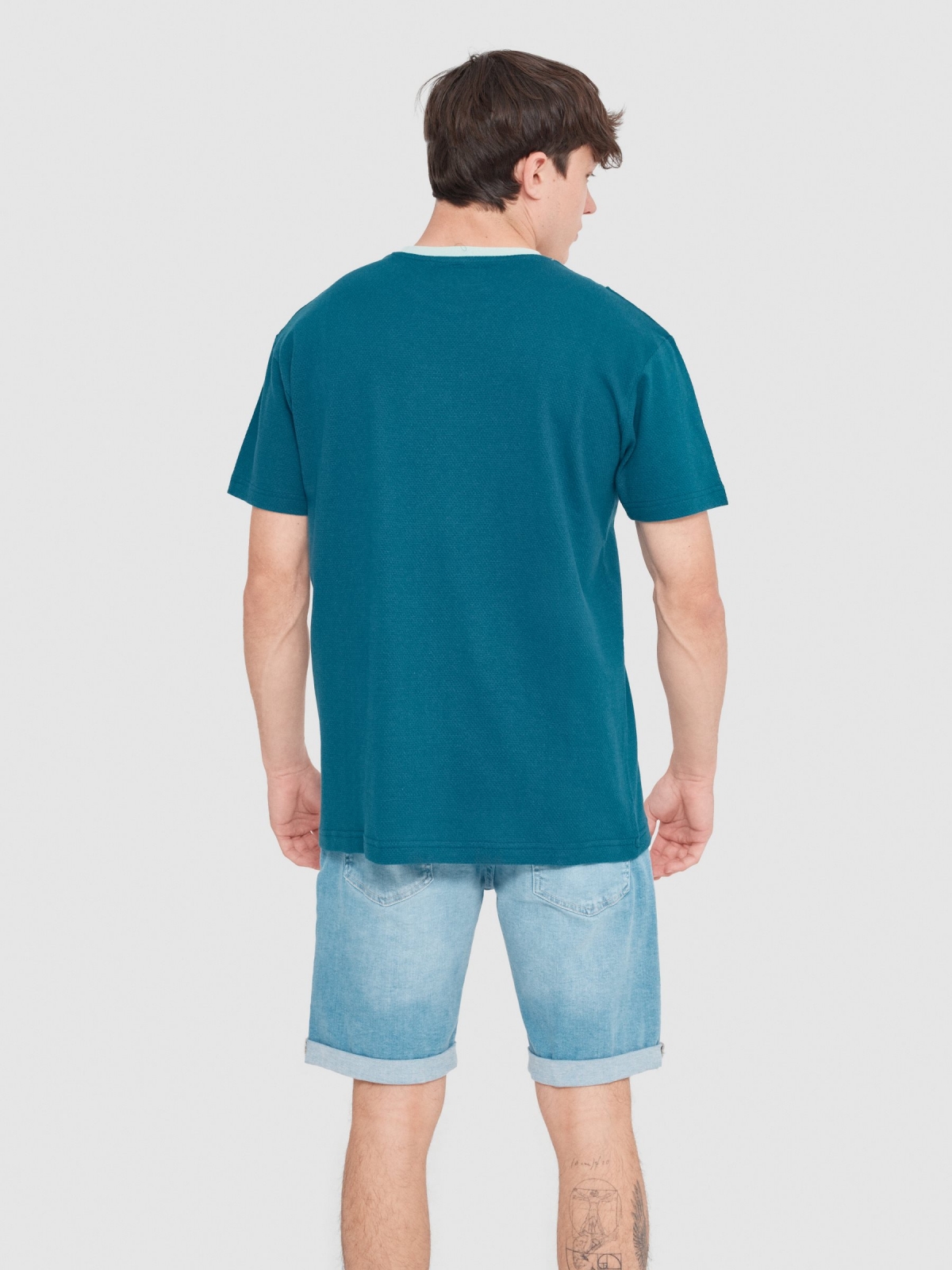 Camiseta color block vertical azul petróleo vista media trasera