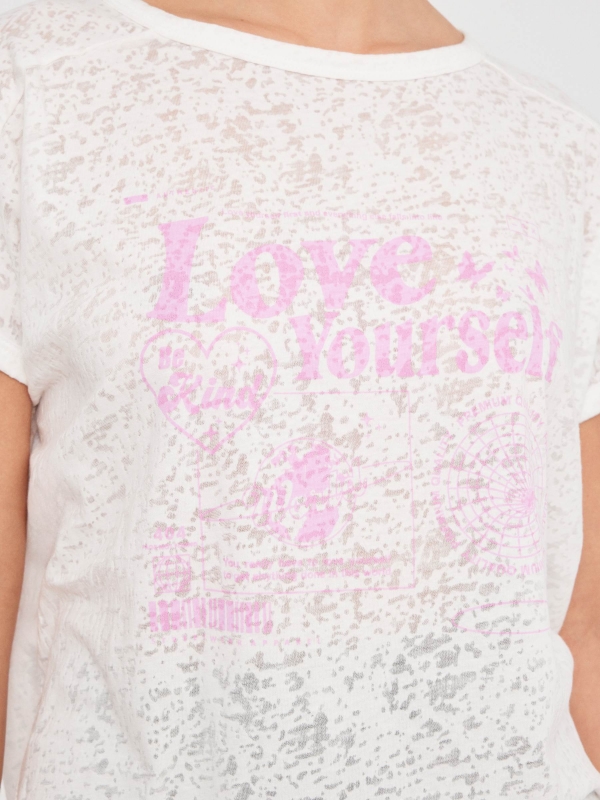 Camiseta Love Yourself blanco roto vista detalle