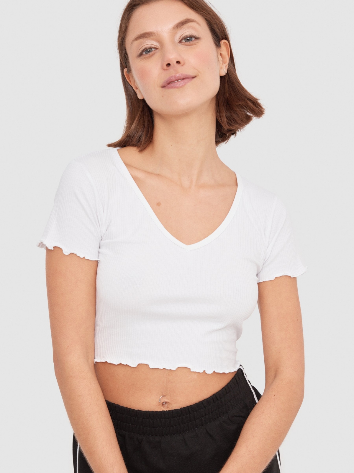 Camiseta crop con pico curly blanco vista detalle