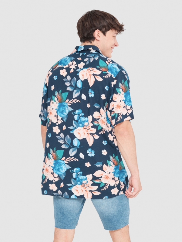 Camisa floral azul vista meia traseira